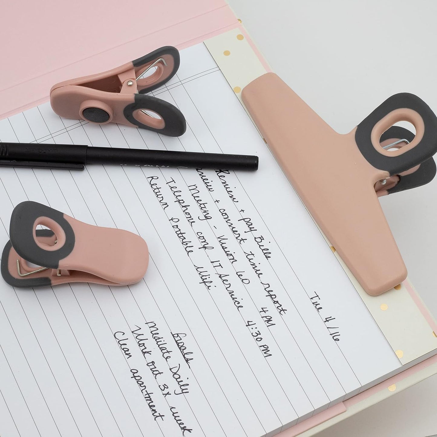 COOK WITH COLOR Bag Clips, Heavy Duty Chip Clip and Refrigerator Magnet Clips for Food Storage with Air Tight Seal Grip for Snack Bags and Food Bags (Pink, Pack of 8)