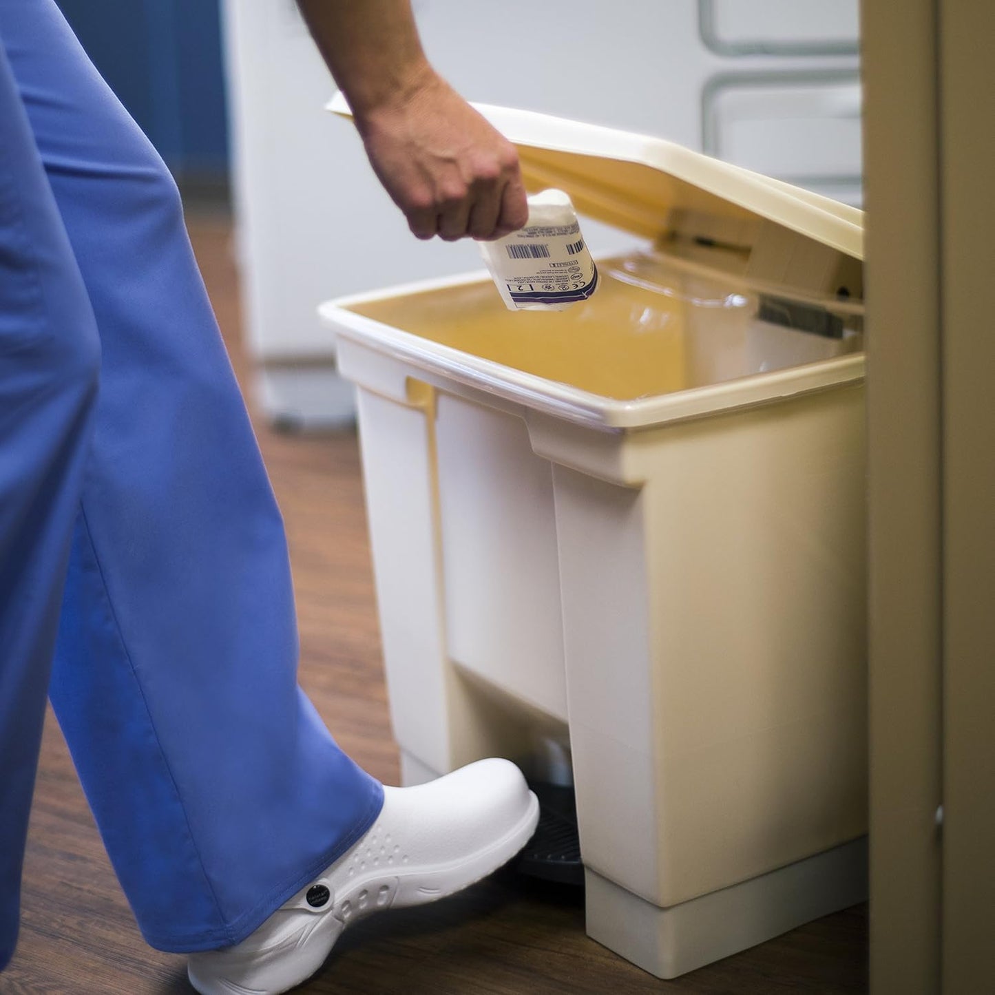 Rubbermaid Commercial Products Legacy Step-On Trash/Garbage Can/Bin, 8 Gallon, Beige, for Doctor's Office/Hospitals/Healthcare